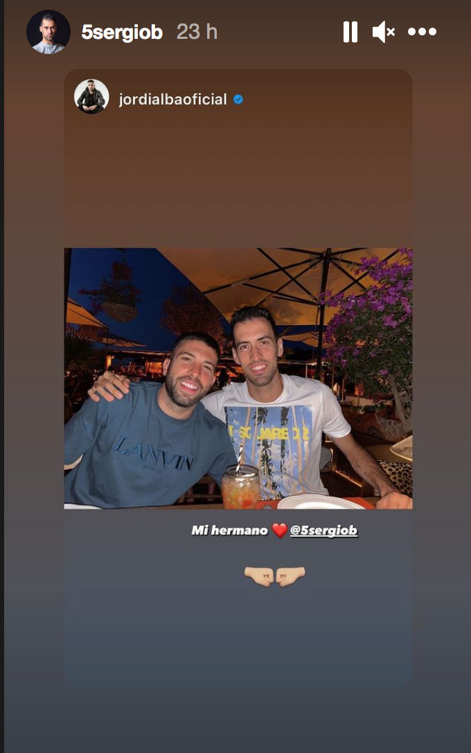 Jordi Alba felicita a Busquets