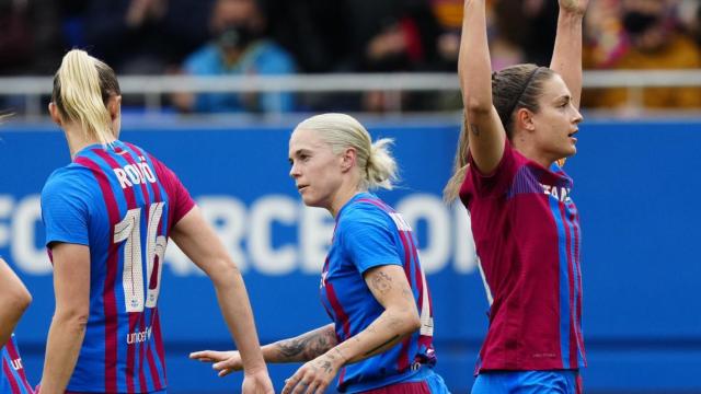 Alexia Putellas, Mapi León y Graham Hansen, celebrando un gol ante el Real Madrid / EFE