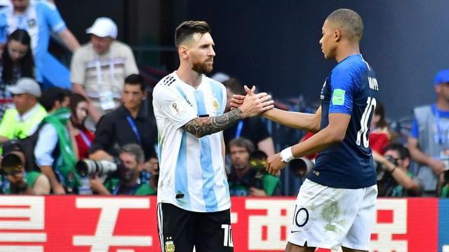 Mbappé, saludando a Messi en el pasado Mundial | EFE