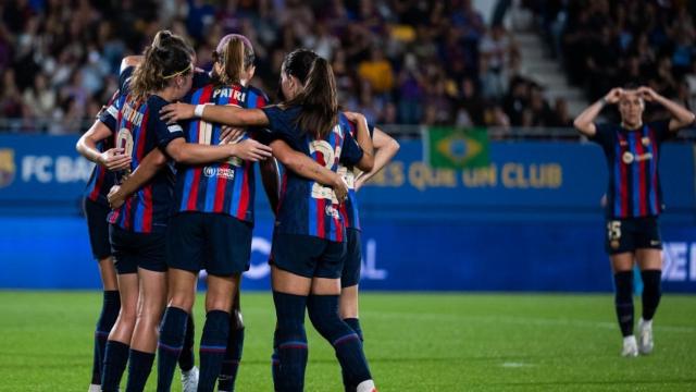 El abrazo de las jugadoras del Barça Femenino en el debut triunfal en Champions / FCB