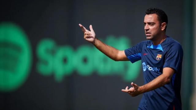 Xavi Hernández da indicaciones a sus jugadores en un entrenamiento del Barça / FCB