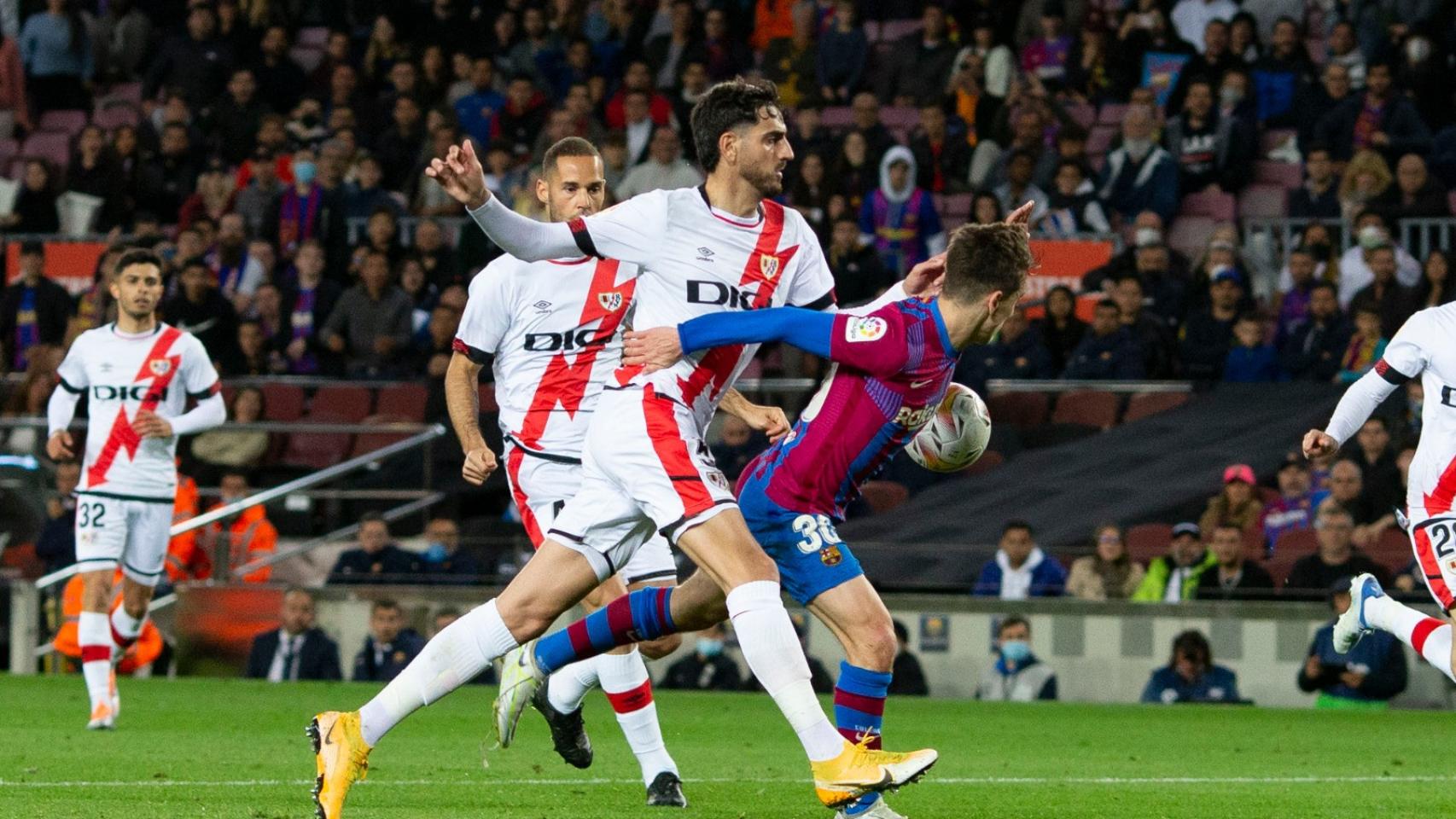 Díaz de Mera no pita el penalti claro de Catena a Gavi durante el Barça-Rayo / REDES