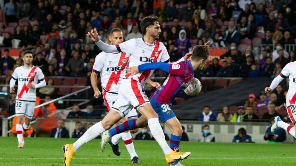 Díaz de Mera no pita el penalti claro de Catena a Gavi durante el Barça-Rayo / REDES