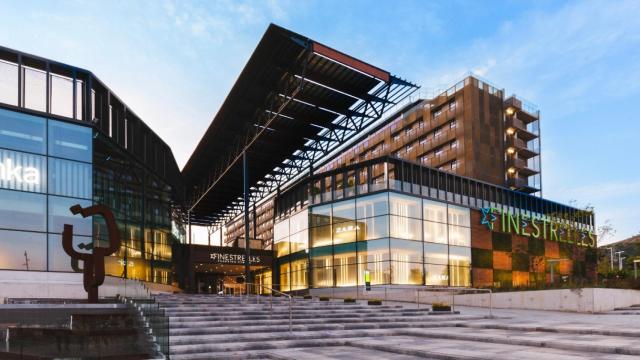 Centro comercial Finestrelles en Esplugues de Llobregat (Barcelona) / CEDIDA