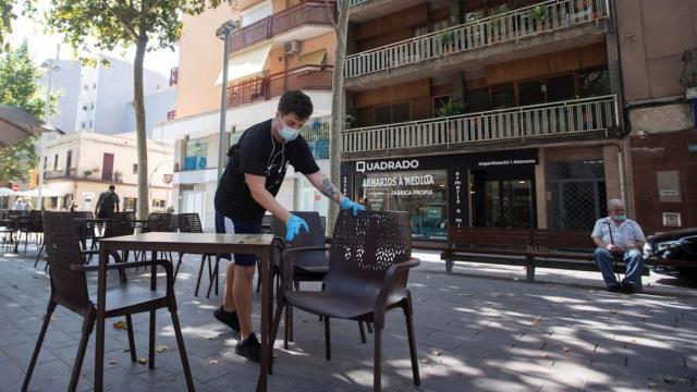 Uno de los bares de Cataluña, que podrá abrir hasta la medianoche a partir del 24 de mayo / MARTA PÉREZ (EFE)