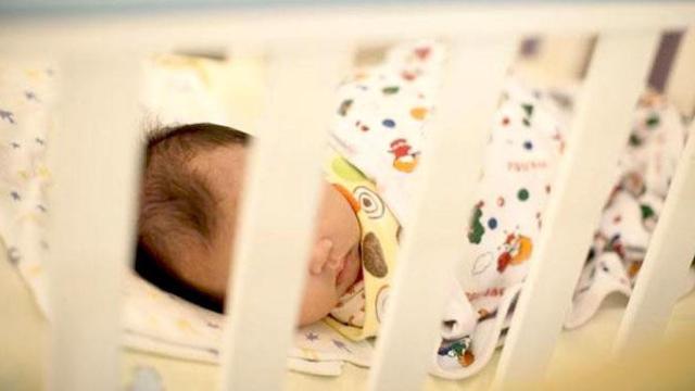 Imagen de un bebé recién nacido, cuyos padres podrán solicitar la devolución del IRPF de las prestaciones de maternidad y paternidad desde 2016 / EFE