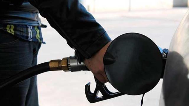 Un usuario llena de carburante el depósito de su coche, con precios al alza  / Europa Press