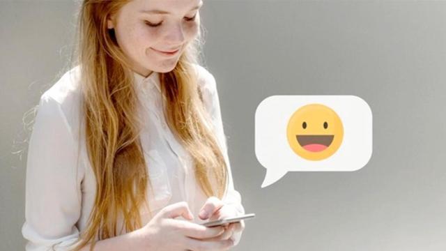 Una chica envía un emoji / FREEPIK