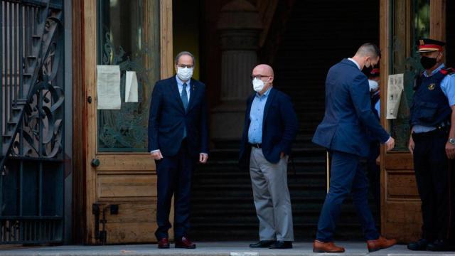 El presidente de la Generalitat, Quim Torra (i), junto a su abogado, Gonzalo Boye (d), en las puertas del TSJC / EP