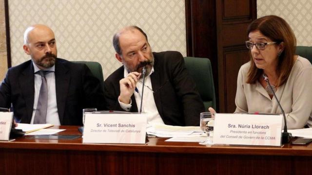 Saül Gordillo, director de Catalunya Ràdio (i); Vicent Sanchis, director de TV3 (c) y la presidenta de la CCMA, Núria Llorach (d) / EFE