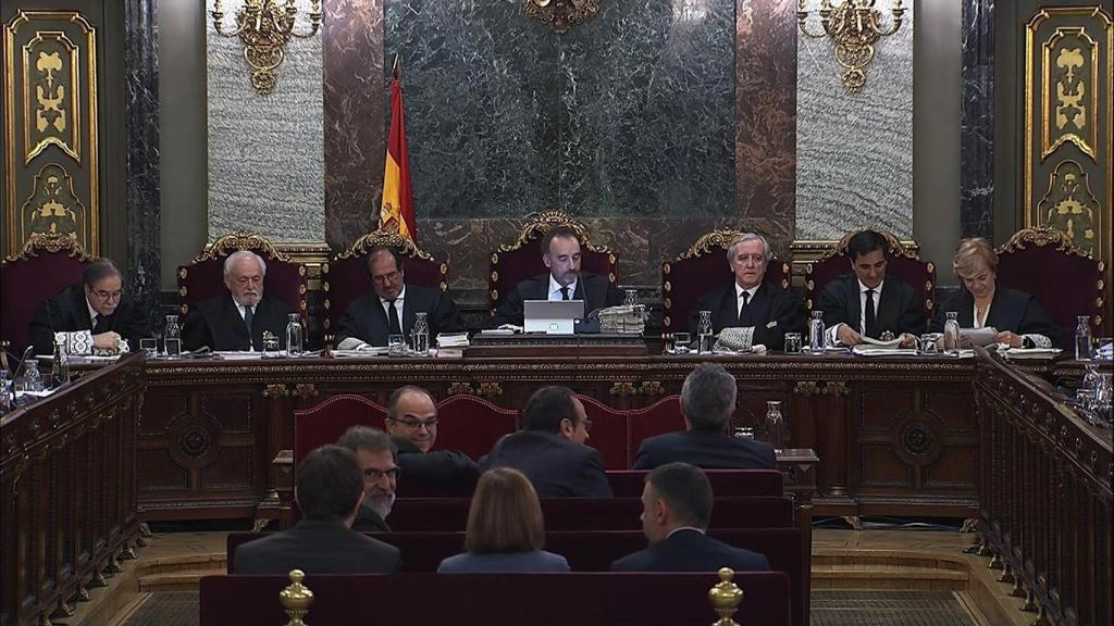 Los magistrados que forman parte del Tribunal Supremo, presididos por Manuel Marchena, y los juzgados de espaldas / EFE