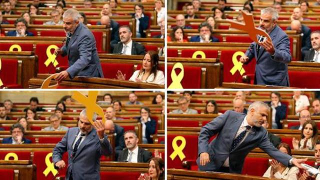 Combo de fotografías del portavoz del grupo parlamentario de Ciudadanos, Carlos Carrizosa, retiró un lazo amarillo colocado en el banco del Govern, durante el pleno del Parlament convocado / EFE