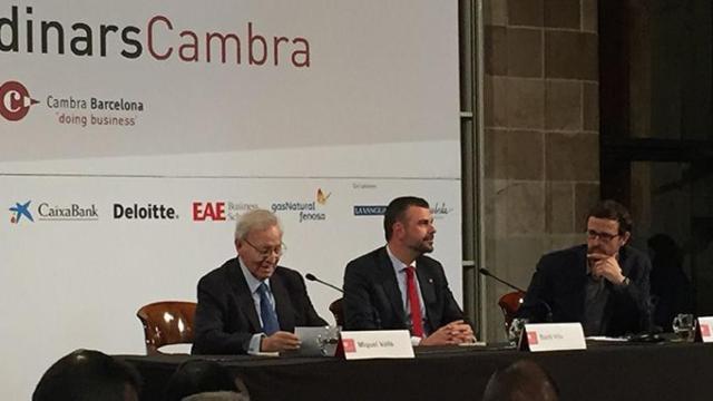 El consejero de Cultura de la Generalitat, Santi Vila (c) junto al presidente de la Cámara de Comercio de Barcelona, Miquel Valls (i) y el periodista Ignacio de Orovio (d) / CG
