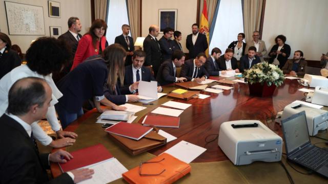 Los políticos encarcelados electos Jordi Turull, Jordi Sànchez, Josep Rull y Oriol Junqueras firman el acta de diputado / JXCAT