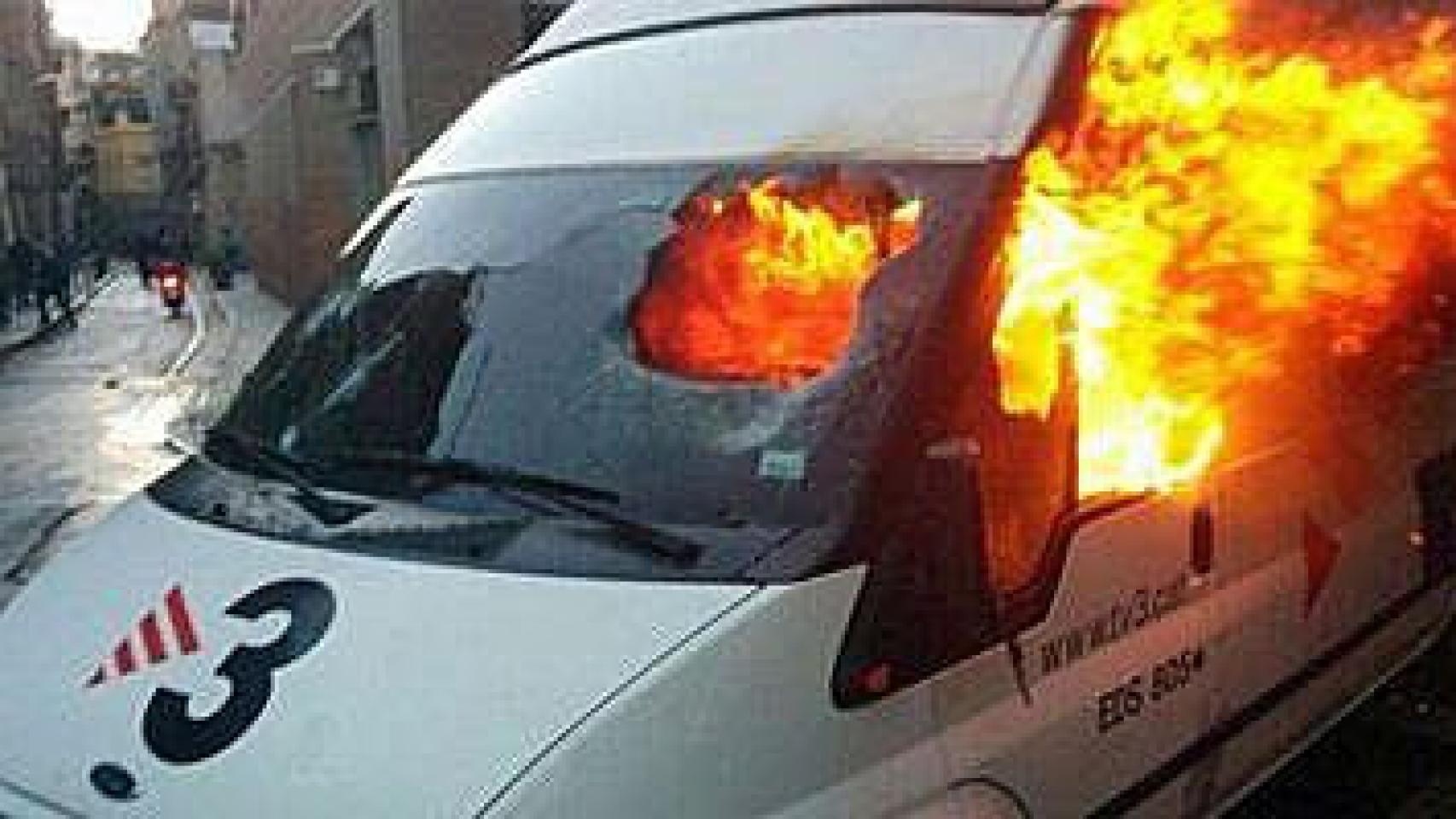 'Okupas' queman una unidad móvil de TV3 tras el desalojo de una finca en el barrio de Sants