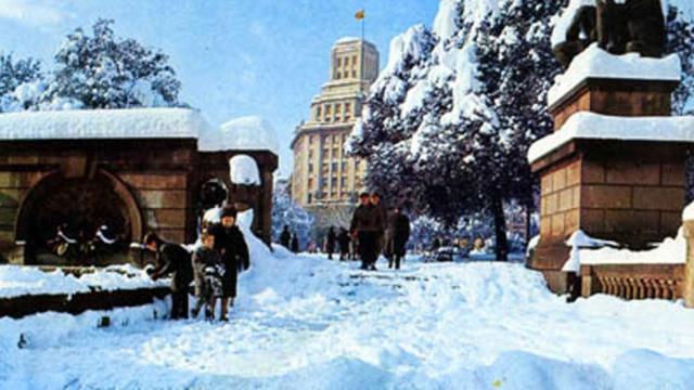 Imagen de la nevada de 1962 en la plaza Catalunya de Barcelona / DANIEL JULIÀ LUNDGREN (CREATIVE COMMONS 2.0)