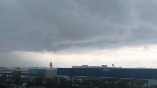 Cielos nubosos cerca del Aeropuerto de El Prat / EUROPA PRESS