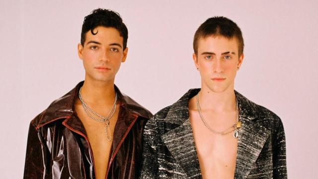 Dos chicos con ropa unisex o genderless / CG