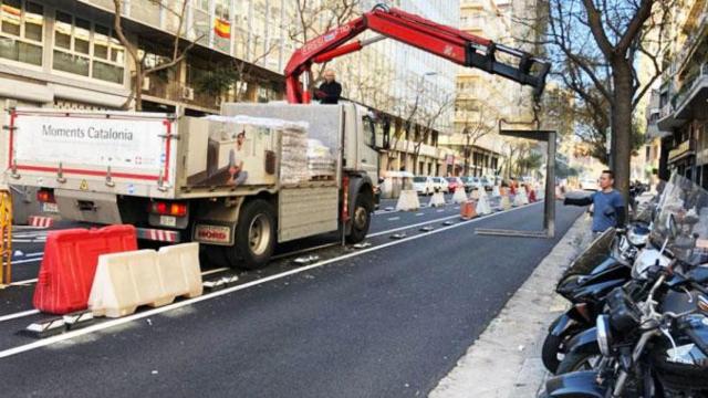 Imagen de la construcción del carril bici de Turó Park, que ha sublevado a los vecinos / CG