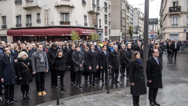 Anne Hidalgo, la alcaldesa de París, y François Hollande, el presidente de Francia, en la inauguración esta mañana de dos placas conmemorativas frente al bar Carrillon y el restaurante Le Petit Cambodge / EFE
