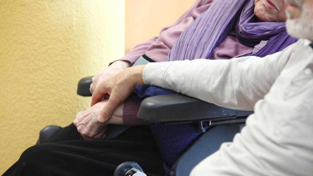 Dos ancianos, como a los que estafó una trabajadora social  / EP