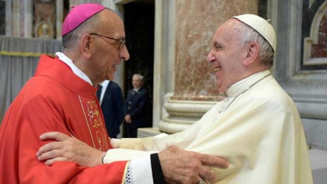 El arzobispo de Barcelona, Juan José Omella (i), incluido en la quiniela para presidir la Conferencia Episcopal Española, con el Papa Francisco / ARZOBISPADO DE BARCELONA