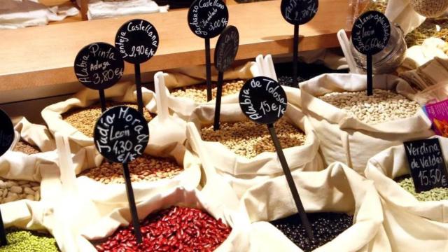 Sacos de diferentes legumbres a la venta en un supermercado / EFE