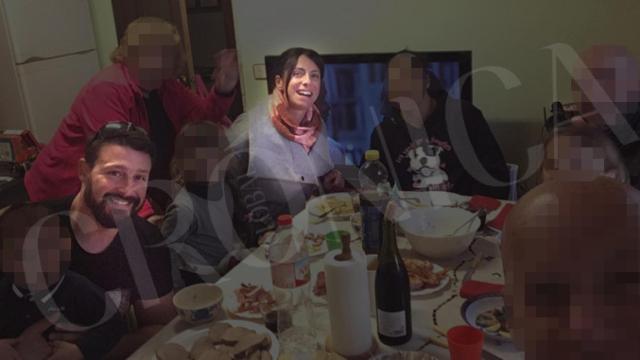 Pedro comiendo con la familia de Rosa antes de su muerte / CG