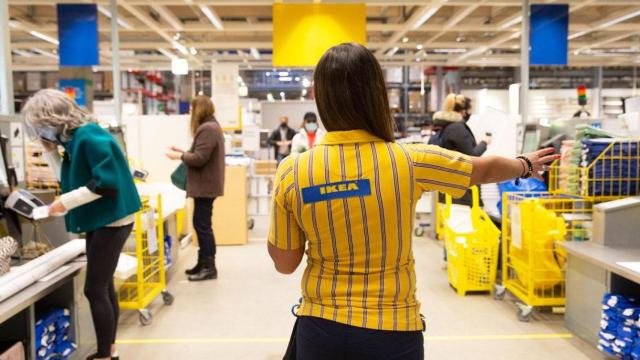 Imagen de una empleada de Ikea en un centro de la multinacional sueca / EFE