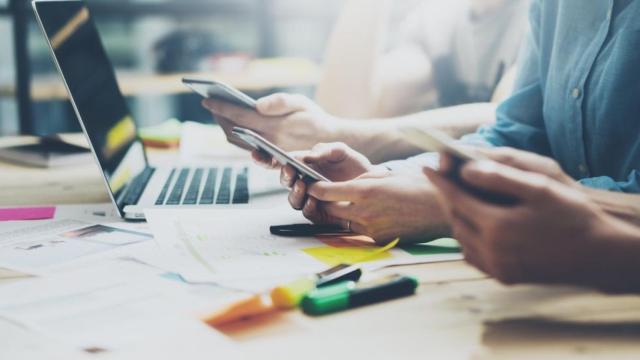 Una foto de archivo de personas usando sus teléfonos móviles  At&T