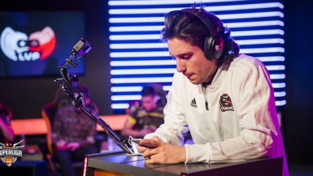 Profesional de los eSports compitiendo con un móvil / LVP