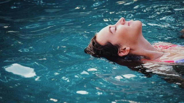 Persona relajándose en un gimnasio con 'spa' en Cataluña / UNSPLASH