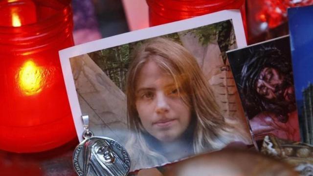 Una fotografía de Marta del Castillo entre velas / EFE