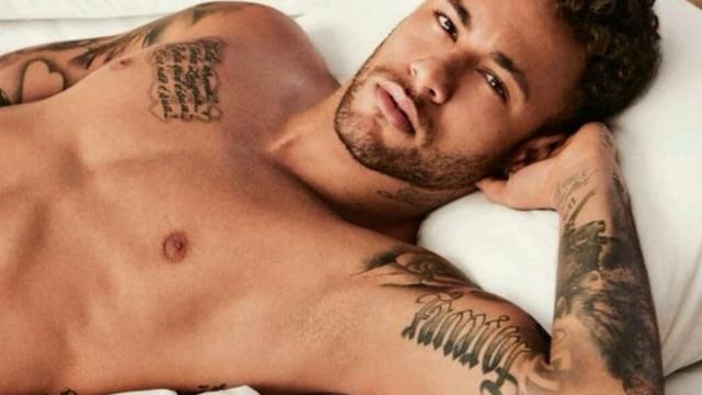 Neymar, sin camiseta, tumbado en su cama