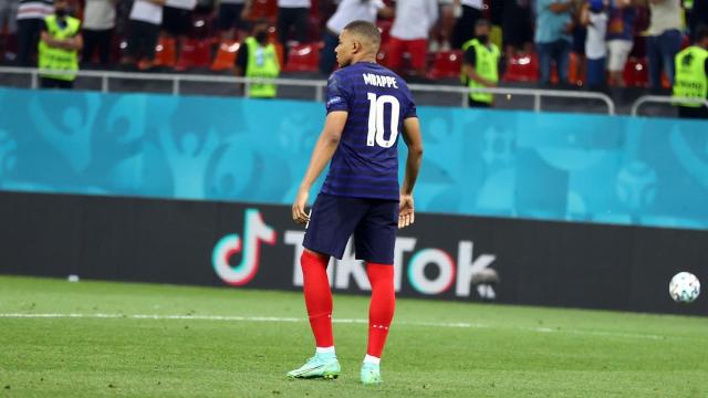 Kylian Mbappé tras fallar el penalti decisivo contra Suiza, en los octavos de la Eurocopa / EFE