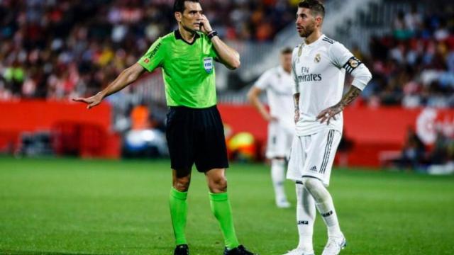 Martínez Munuera junto a Sergio Ramos, protagonistas junto al VAR, en una imagen de archivo