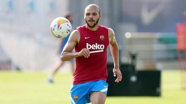 Braithwaite corriendo tras el balón en un entreno / FCB