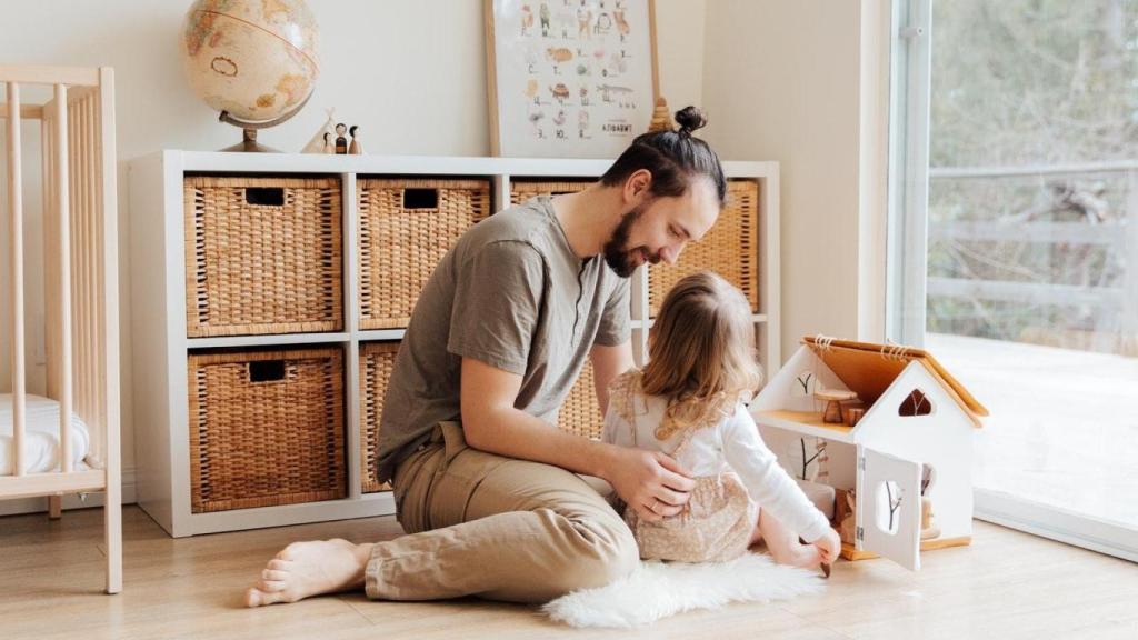 Un padre juega con su hija / PEXELS