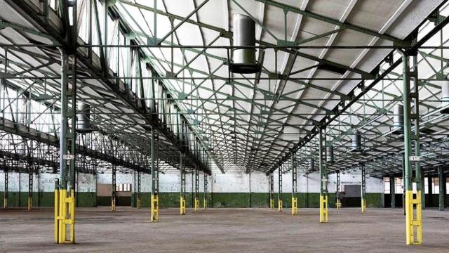 Imagen de la antigua fábrica Mercedes-Benz en Barcelona, ahora abandonada / AJBCN