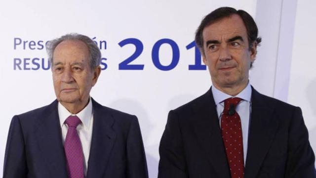 Juan Miguel Villar-Mir hijo (i) y Villar-Mir padre (d) en la junta de accionistas del año pasado de OHL / EFE