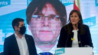 Laura Borràs, acompañada por el secretario general de JxCat, Jordi Sánchez, con Carles Puigdemont de fondo / EFE