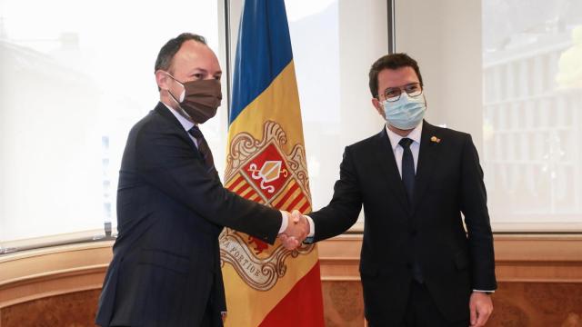 El jefe de Gobierno de Andorra, Xavier Espot, estrechándole la mano al presidente de la Generalitat, Pere Aragonès / MARICEL BLANCH - EUROPA PRESS