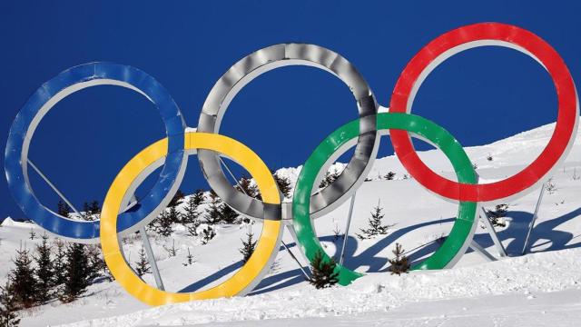 Anillos olímpicos junto a una pista