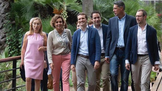 El líder del PP, Pablo Casado, rodeado de dirigentes catalanes de la formación en Barcelona / CG