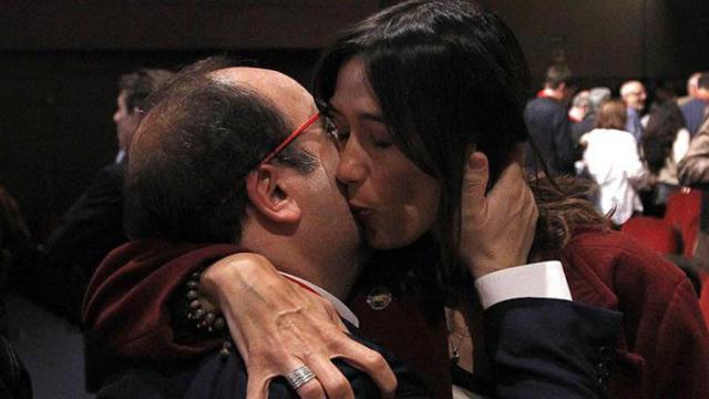 Miquel Iceta, primer secretario, besa a la alcaldesa de Santa Coloma de Gramenet, Núria Parlon, en el XIII Congreso del PSC / EFE