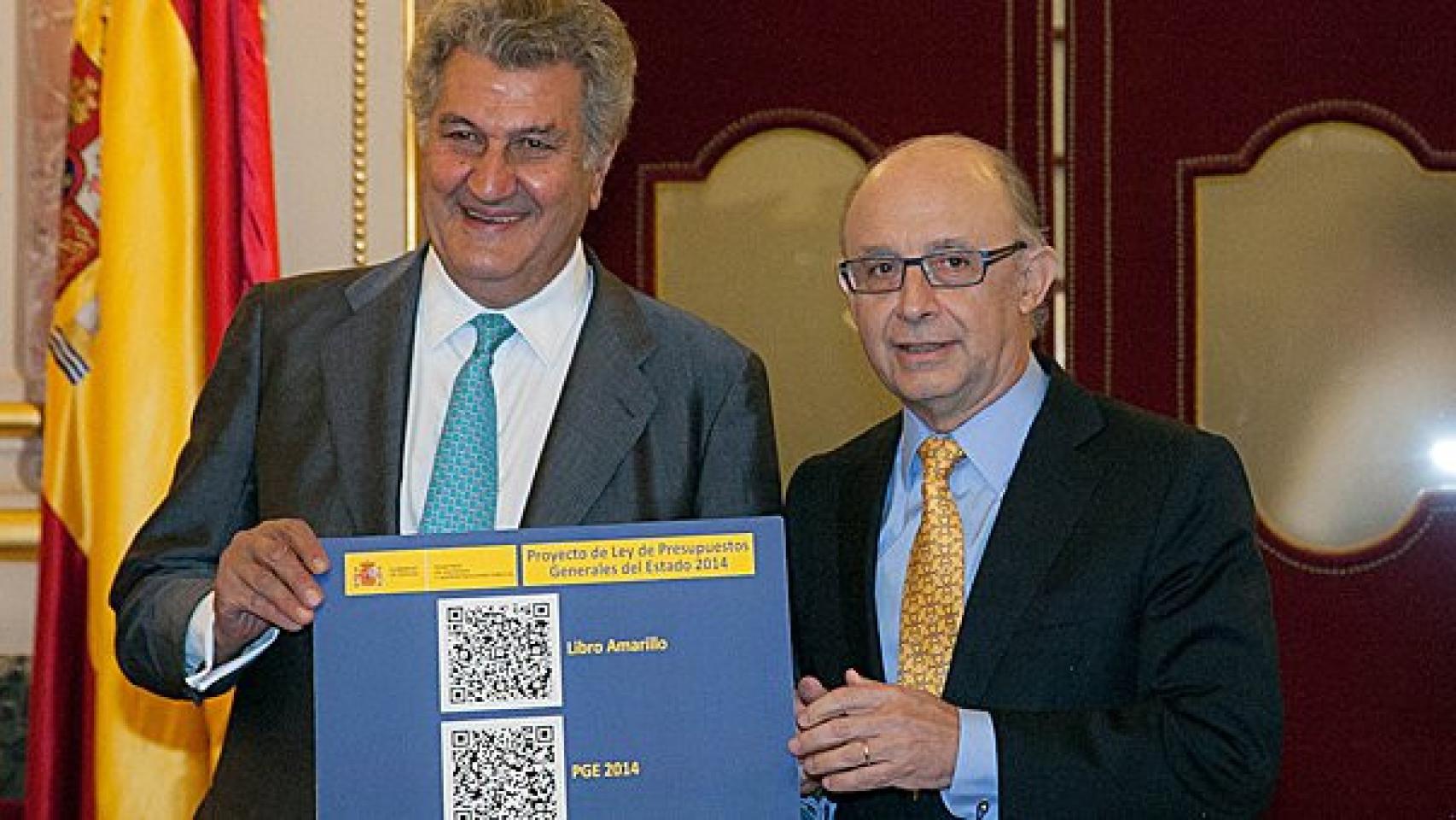 El ministro de Hacienda y Administraciones Públicas, Cristóbal Montoro, entrega al presidente del Congreso de los Diputados, Jesús Posada, el proyecto de Ley de Presupuestos Generales del Estado para 2014