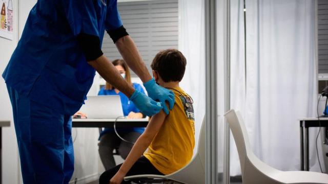 Imagen de un niño en un punto de vacunación masiva en Cataluña / EP