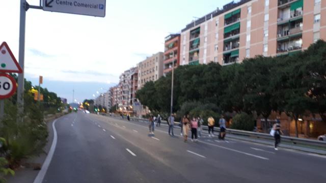 Pasajeros de autobús recorren a pie, con sus malestas, el trayecto entre plaza Mossén Clapés y la Sagrera, por el corte de la Meridiana / ANIBAL BARCA