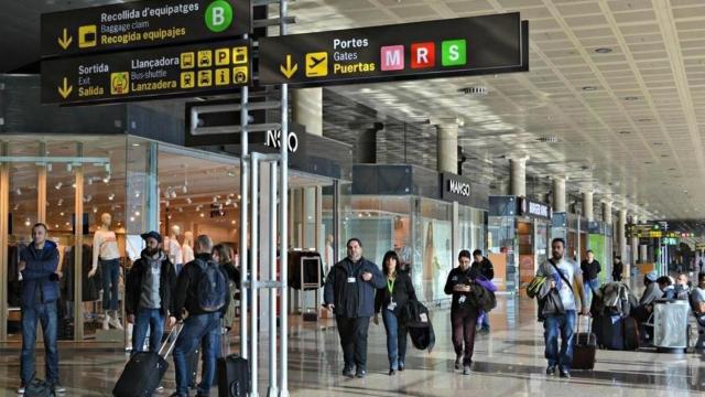 T2 del Aeropuerto de El Prat, en la que SATSE pide que haya enfermeros para evitar la propagación del Covid / EP