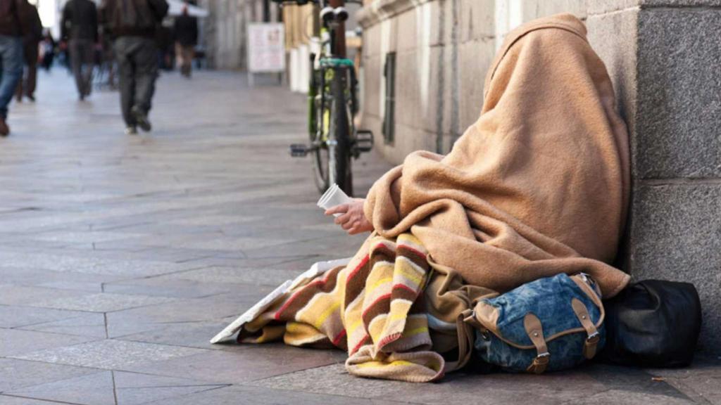 Una persona sintecho en una imagen de archivo